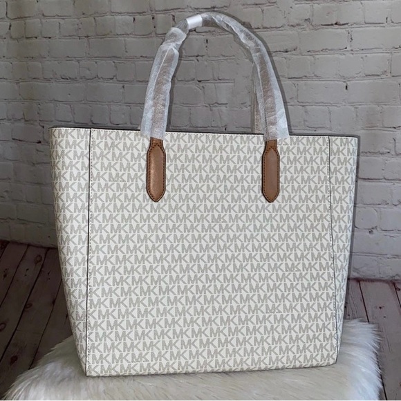 Michael Kors SINCLAIR Tote/JET SET Wristlet 2pc Set - Picture 4 of 8